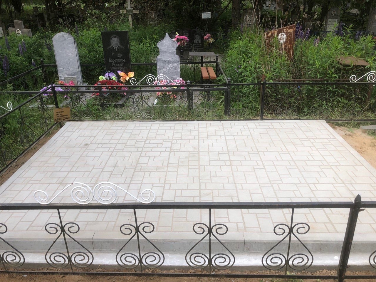 Благоустройство тротуарной плиткой Благоустройство захоронений